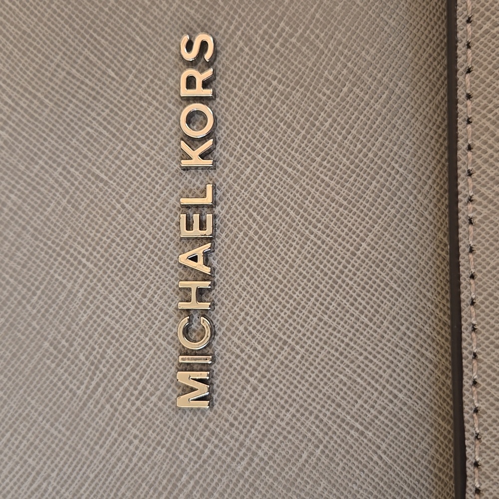 🩶 Michael Kors Light Gray Voyager Large Tote Silver Hardware - Picture 4 of 16